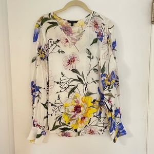 Banana Republic pretty blouse with open sleeves to elbow. Floral. Size medium